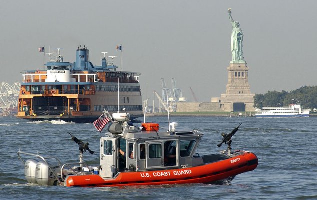 800px-USCG_defender_class_NY_harbor.jpg