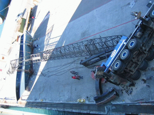 disaster2007.crane-yacht9[1].gif