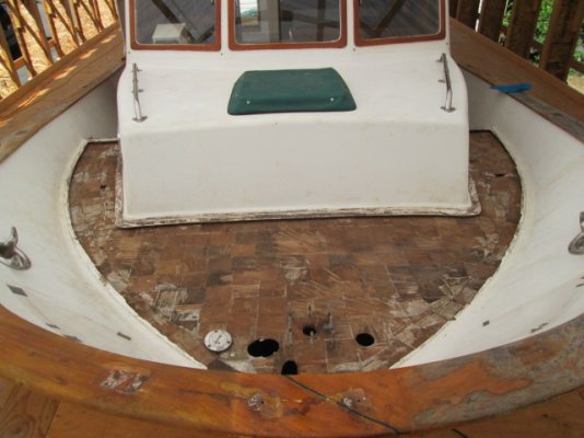 chb foredeck no teak (1).JPG