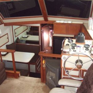 Salon with lower helm and dinette