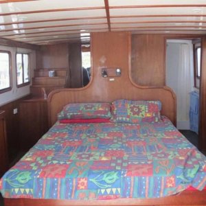 Master cabin top deck looking fwd to wheelhouse
Bathroom to the right
Bed has since been widened to a king
Behind photographer is a sizeable sun deck 