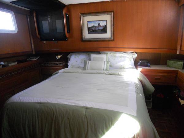 Stateroom Queen bed 2