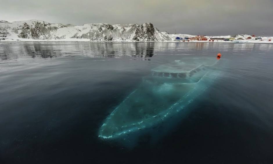 76-foot+sunken+Brazilian+yacht,+off+the+coast+of+Antartica.jpg