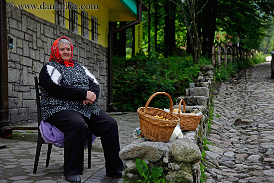 old-polish-woman-sellng-bread-2-big.jpg