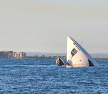 Sunk boat La Paz.jpg