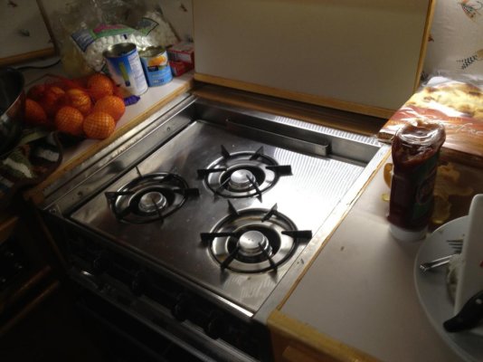 gas stove in galley.jpg