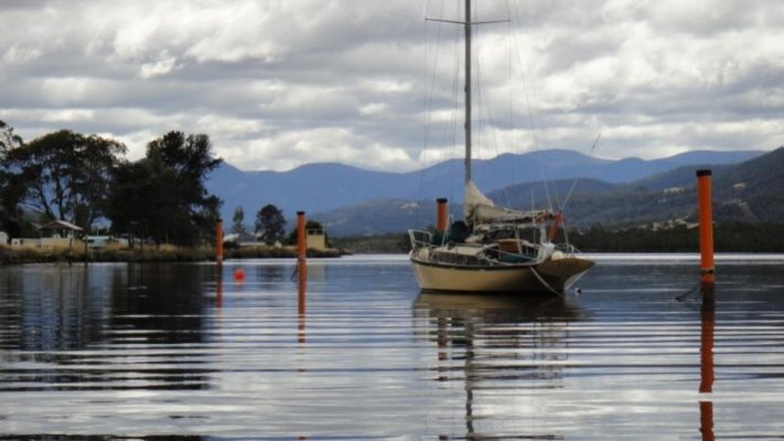 huon river peaceful 2 (800x451).jpg