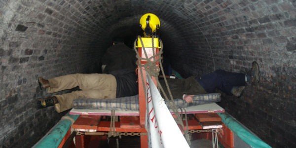 legging a narrowboat.jpg