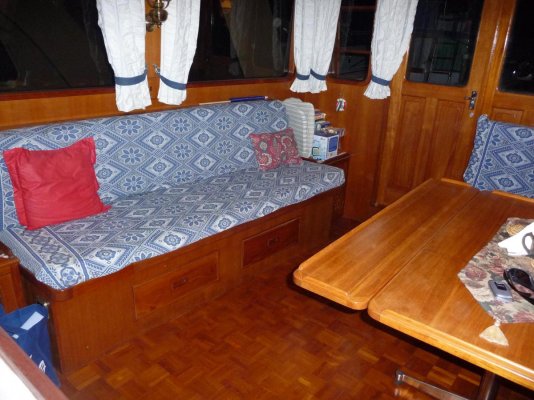 Saloon Aft 1.jpg