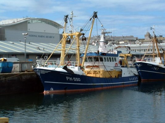 Fishing_trawlers_and_National_Marine_Aquarium,_Plymouth.jpg