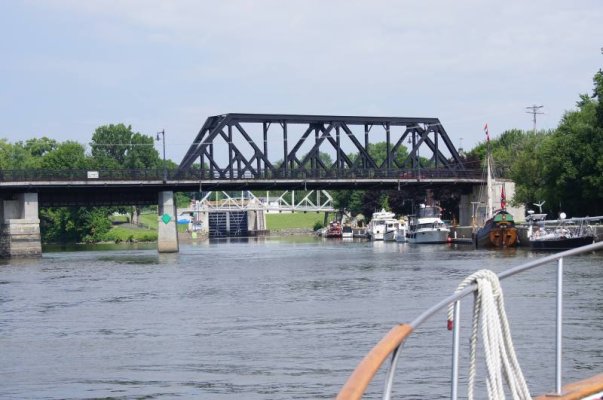 erie canal first lock waterford.jpg