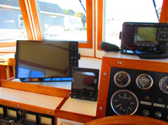 Pilothouse electronics 2019.jpg