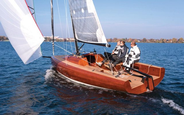 la28-trailable-wooden-boat-running-shot-aft-credit-Soenke-Hucho.jpg