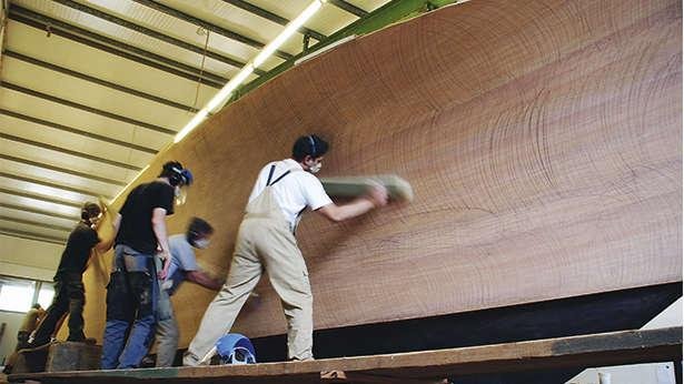 LXEimXLQJW9Fetddm2rb_Aguti-20m-handcraft-wooden-yacht-sanding-hull-960x540.jpg