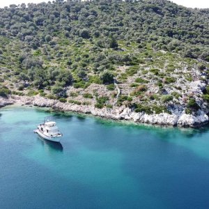 MV Endless Summer in bay in Kastos 3 6 2023 nr 2