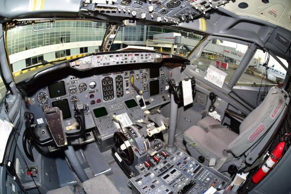 Boeing-737-500-cockpit.jpg