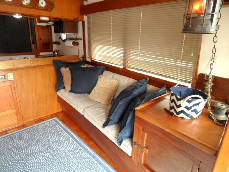 KK42   built in couch stb side salon
