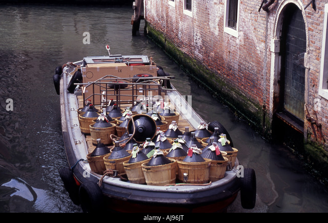 wine-delivery-barge-on-small-canal-in-venice-italy-aj96jt.jpg