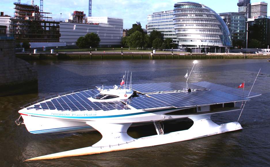 planetsolar_london_river_thames_city_hall_worlds_largest_solar_boat_turanor_planet_solar.jpg